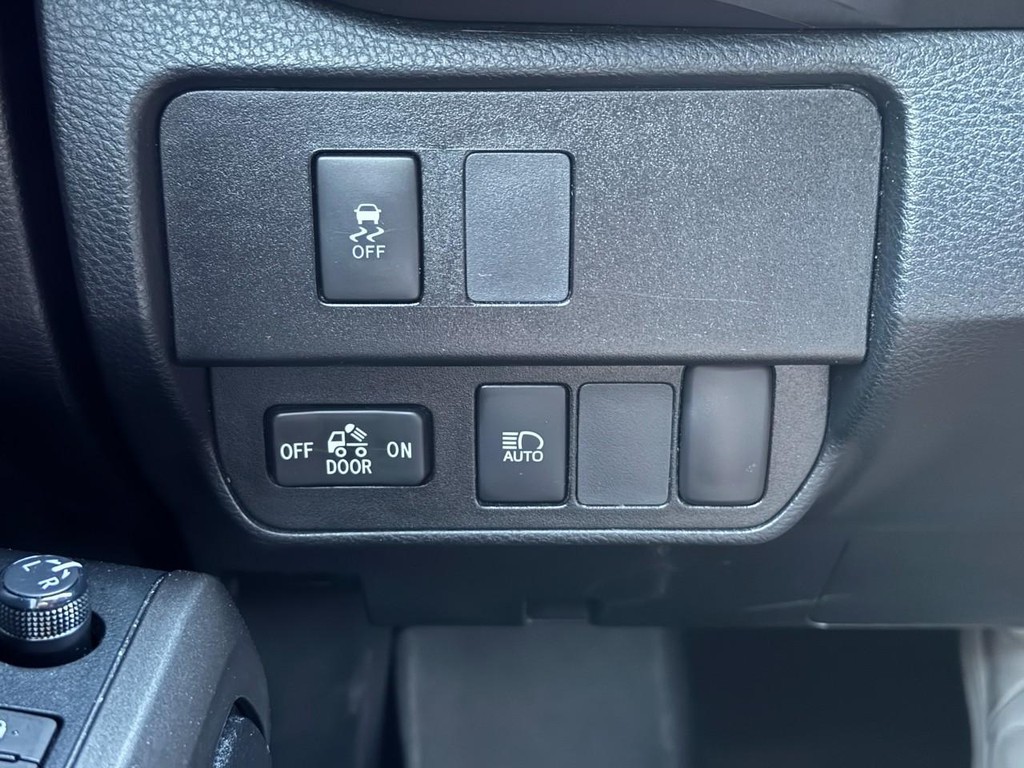 Toyota Tacoma 4WD Vehicle Full-screen Gallery Image 18