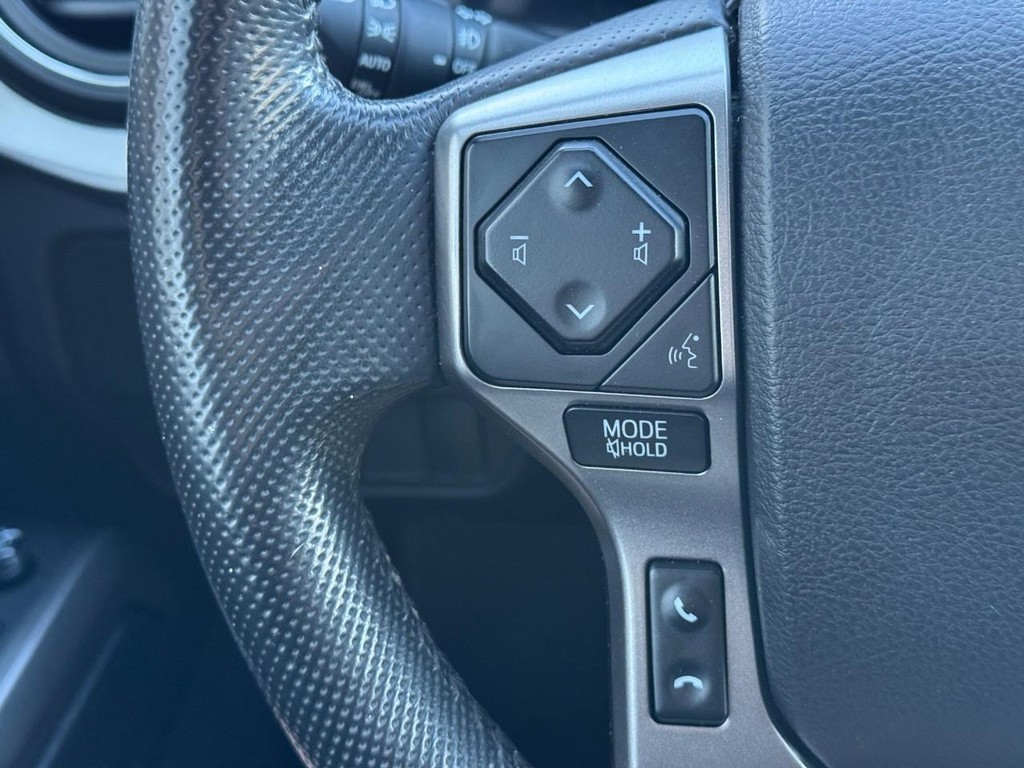Toyota Tacoma 4WD Vehicle Full-screen Gallery Image 19