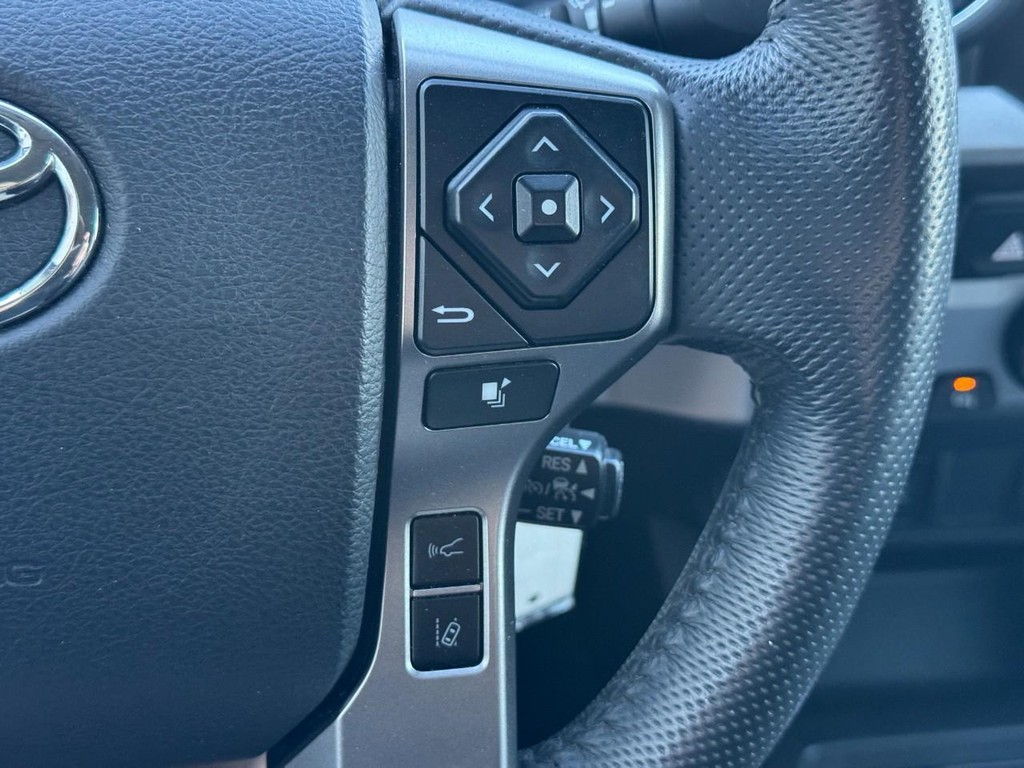 Toyota Tacoma 4WD Vehicle Full-screen Gallery Image 20