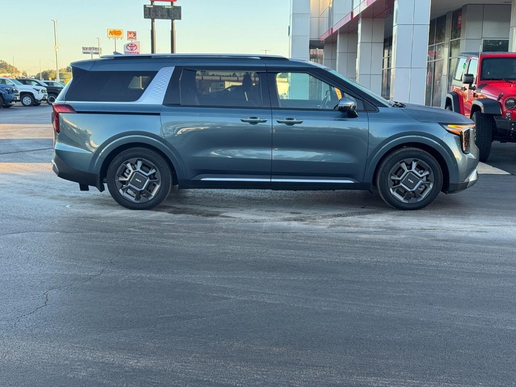 Kia Carnival Hybrid Vehicle Full-screen Gallery Image 2