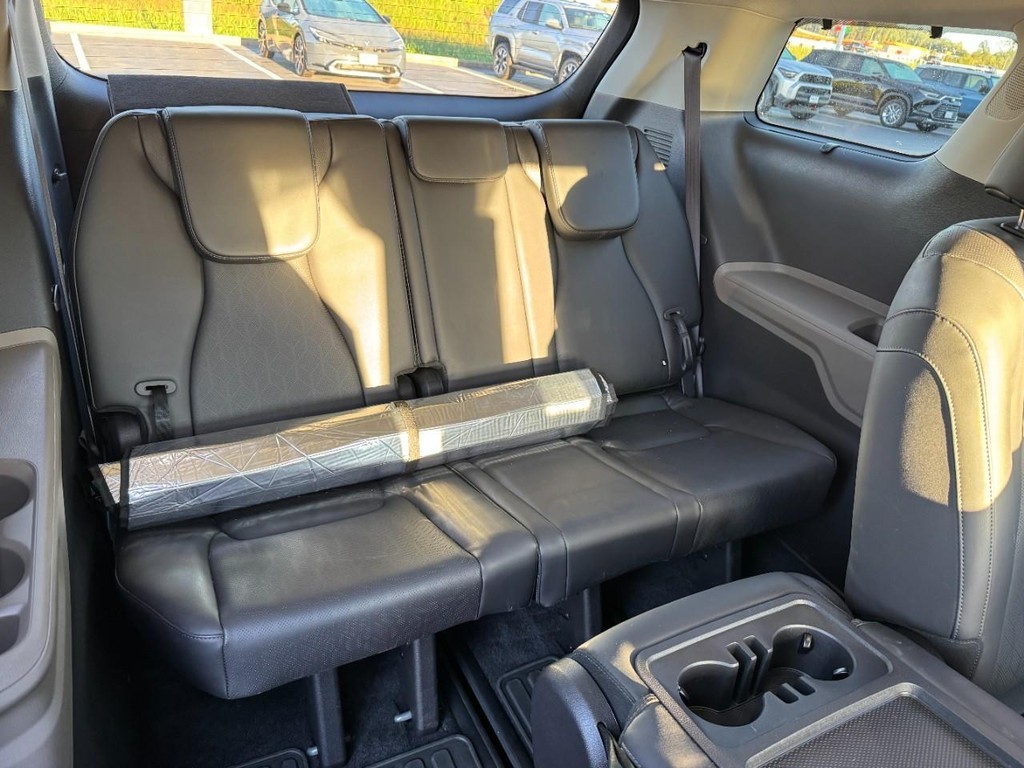 Kia Carnival Hybrid Vehicle Full-screen Gallery Image 11