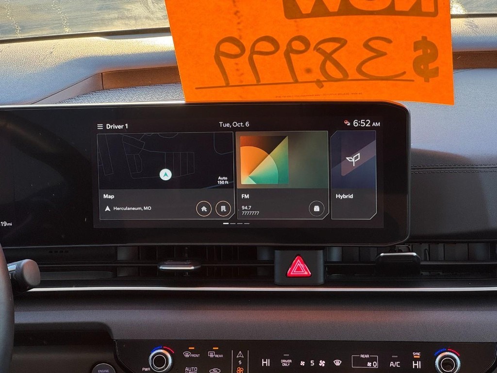 Kia Carnival Hybrid Vehicle Full-screen Gallery Image 16