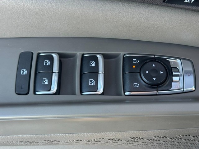 Kia Carnival Hybrid Vehicle Full-screen Gallery Image 18