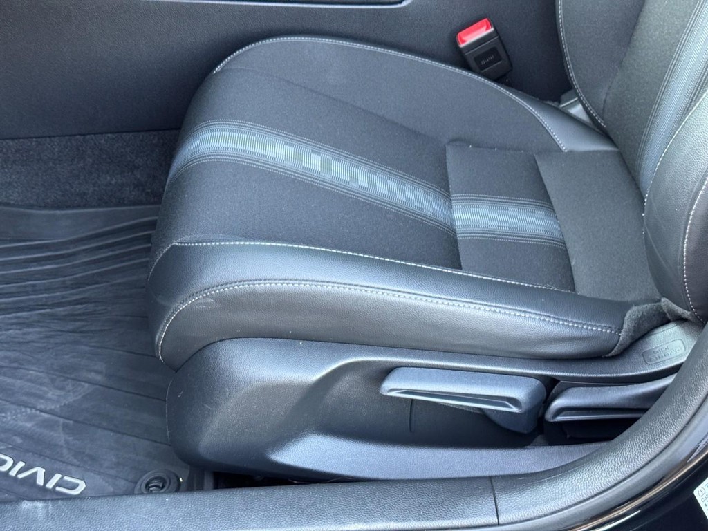 Honda Civic Hatchback Vehicle Full-screen Gallery Image 16