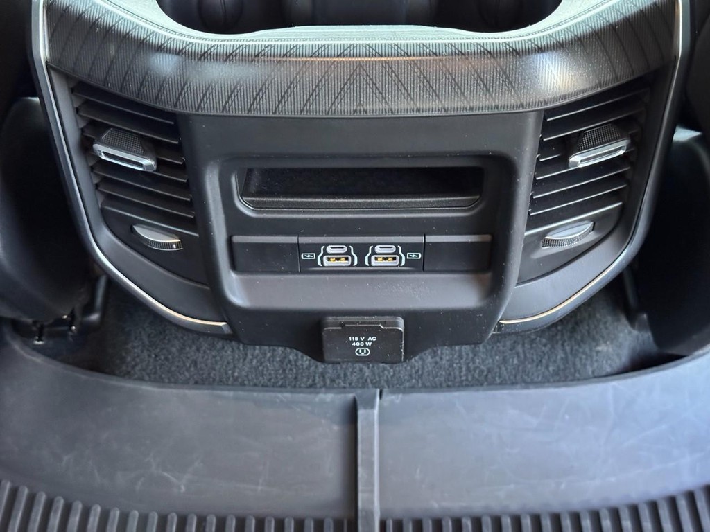 Ram 1500 Vehicle Full-screen Gallery Image 12