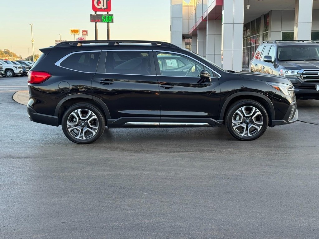 Subaru Ascent Vehicle Full-screen Gallery Image 2