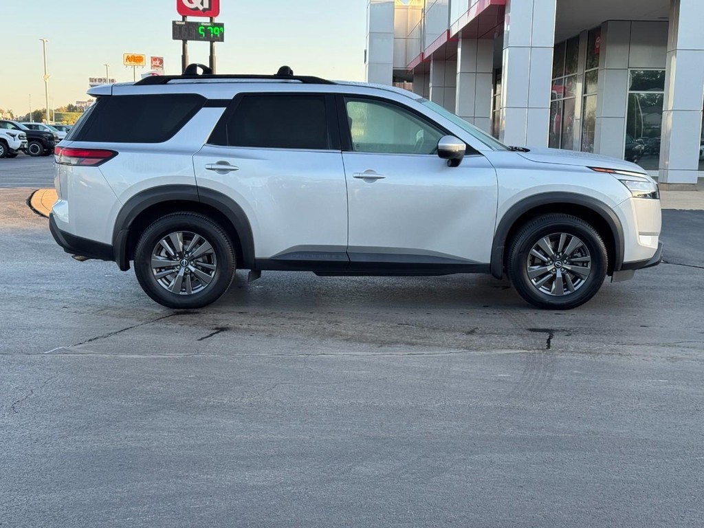 Nissan Pathfinder Vehicle Full-screen Gallery Image 2