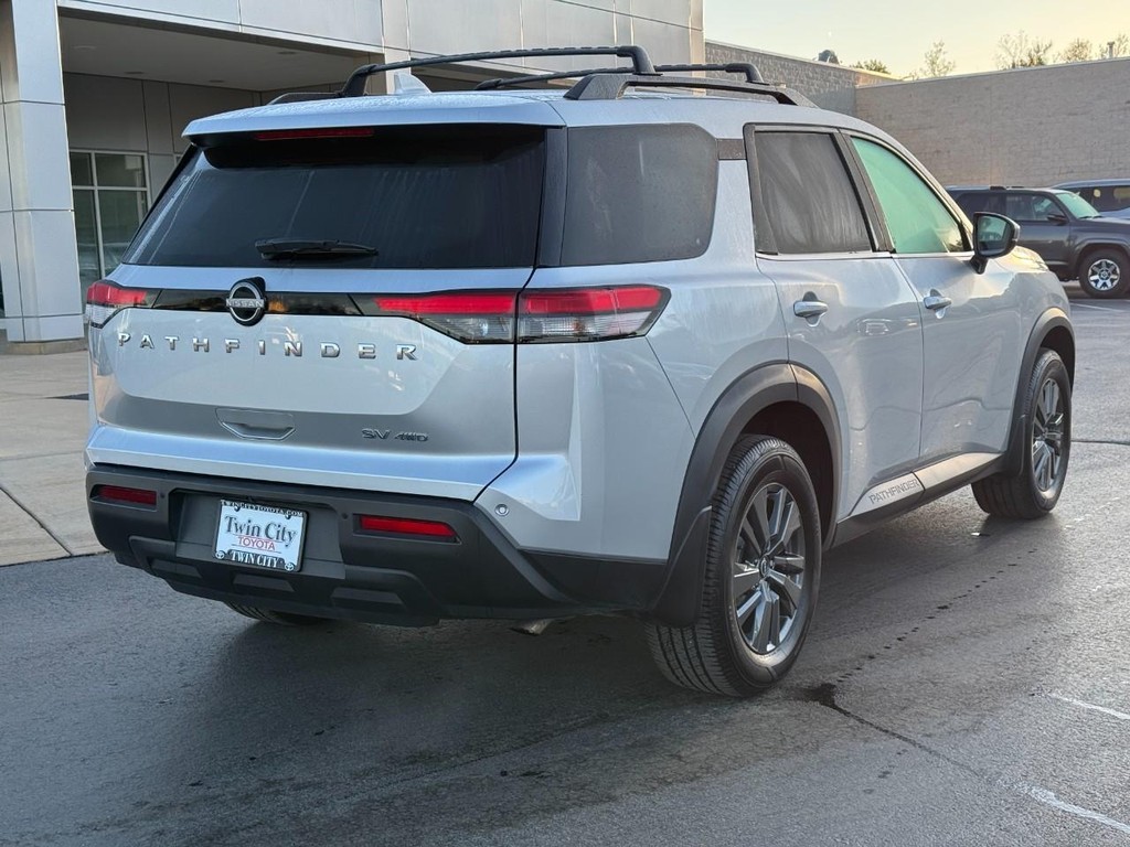 Nissan Pathfinder Vehicle Full-screen Gallery Image 3