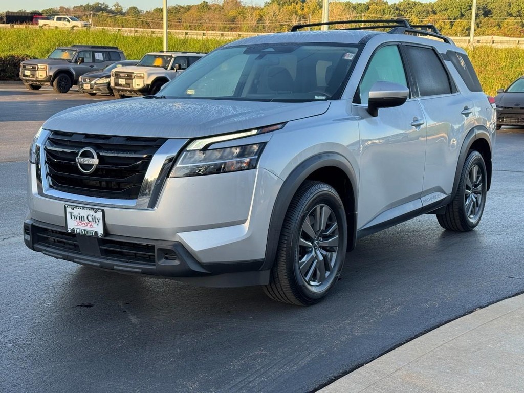Nissan Pathfinder Vehicle Full-screen Gallery Image 9