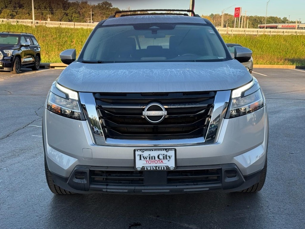 Nissan Pathfinder Vehicle Full-screen Gallery Image 10