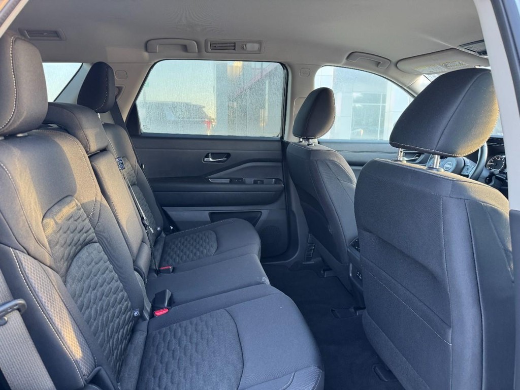 Nissan Pathfinder Vehicle Full-screen Gallery Image 12
