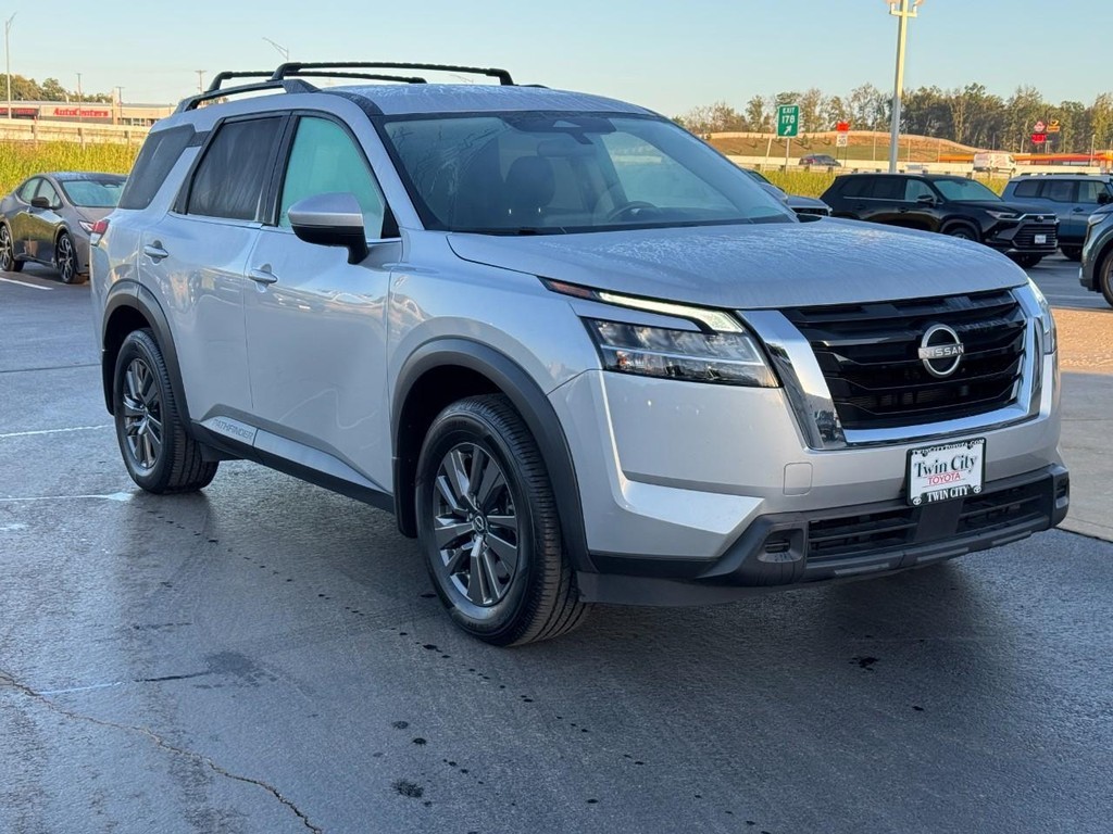 Nissan Pathfinder Vehicle Full-screen Gallery Image 15