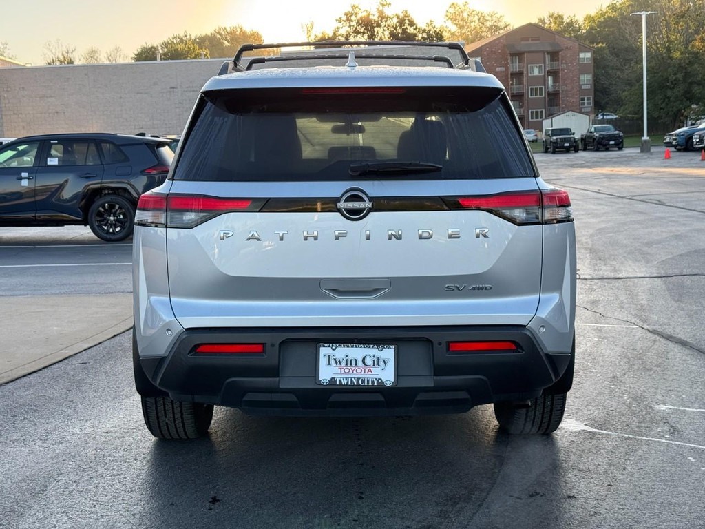 Nissan Pathfinder Vehicle Full-screen Gallery Image 18