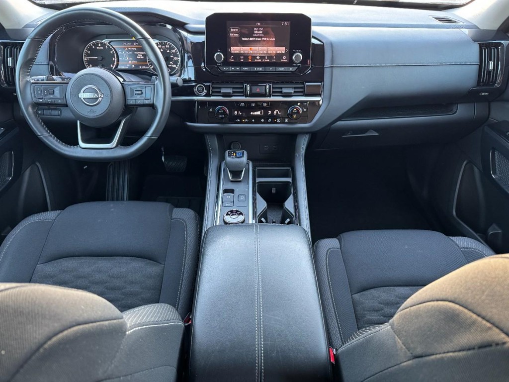 Nissan Pathfinder Vehicle Full-screen Gallery Image 28