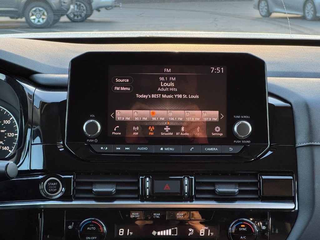 Nissan Pathfinder Vehicle Full-screen Gallery Image 30