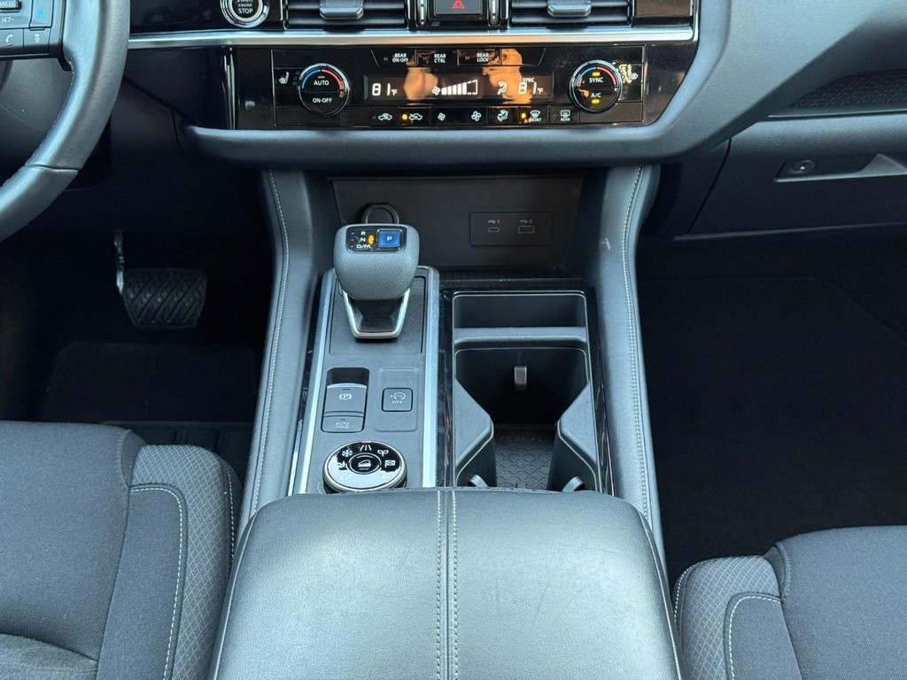 Nissan Pathfinder Vehicle Full-screen Gallery Image 31
