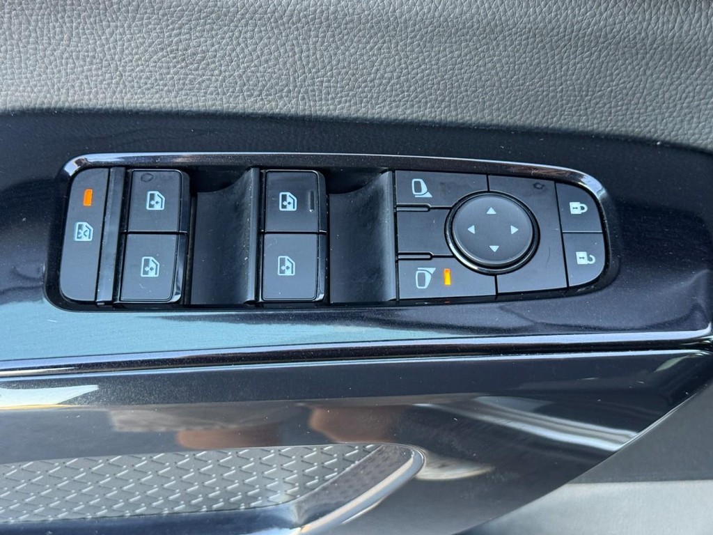 Nissan Pathfinder Vehicle Full-screen Gallery Image 32
