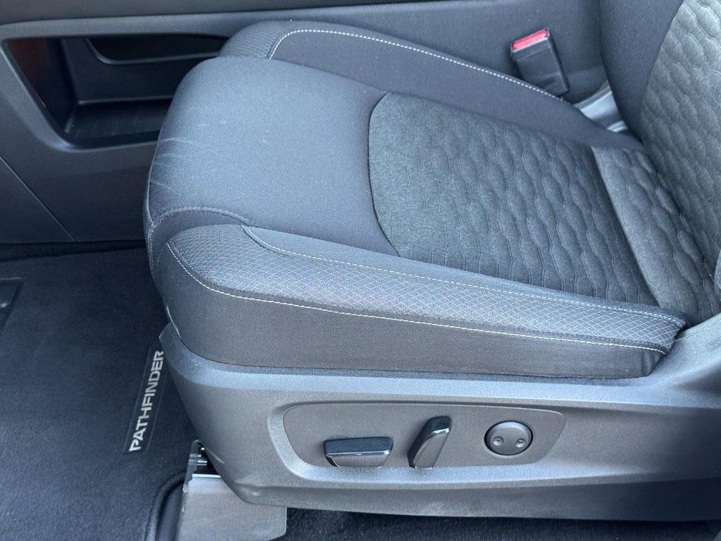Nissan Pathfinder Vehicle Full-screen Gallery Image 33