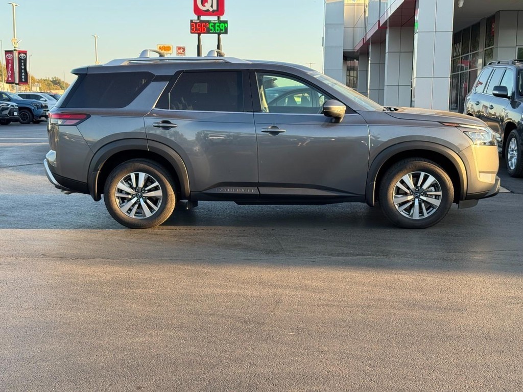 Nissan Pathfinder Vehicle Full-screen Gallery Image 2