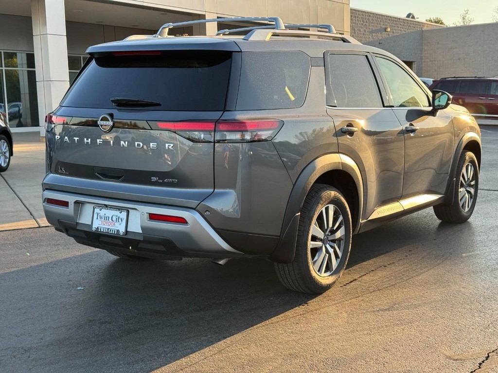 Nissan Pathfinder Vehicle Full-screen Gallery Image 3
