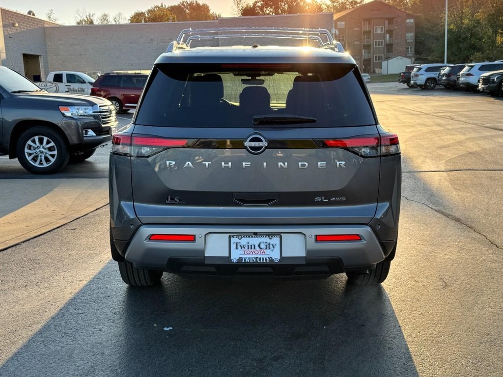 Nissan Pathfinder Vehicle Full-screen Gallery Image 4