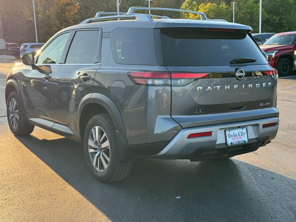 Nissan Pathfinder Vehicle Full-screen Gallery Image 7