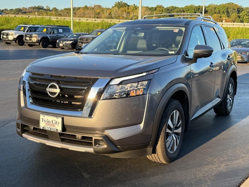 Nissan Pathfinder Vehicle Full-screen Gallery Image 9