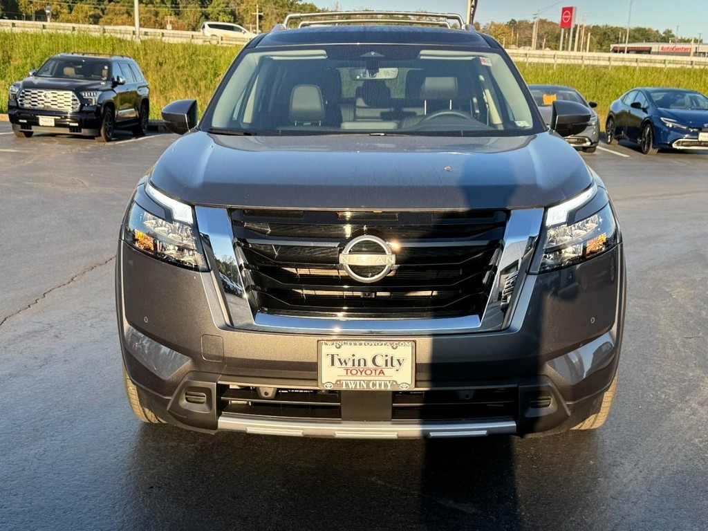 Nissan Pathfinder Vehicle Full-screen Gallery Image 10