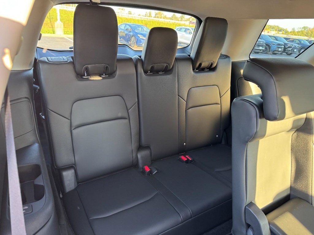 Nissan Pathfinder Vehicle Full-screen Gallery Image 11
