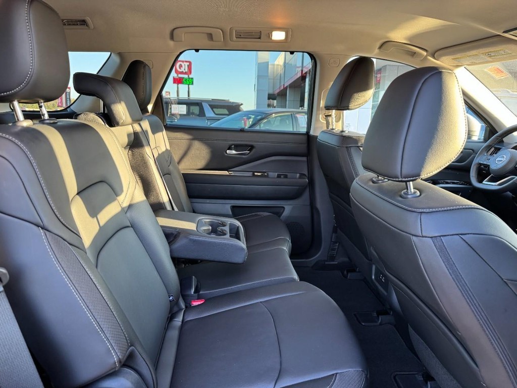 Nissan Pathfinder Vehicle Full-screen Gallery Image 12