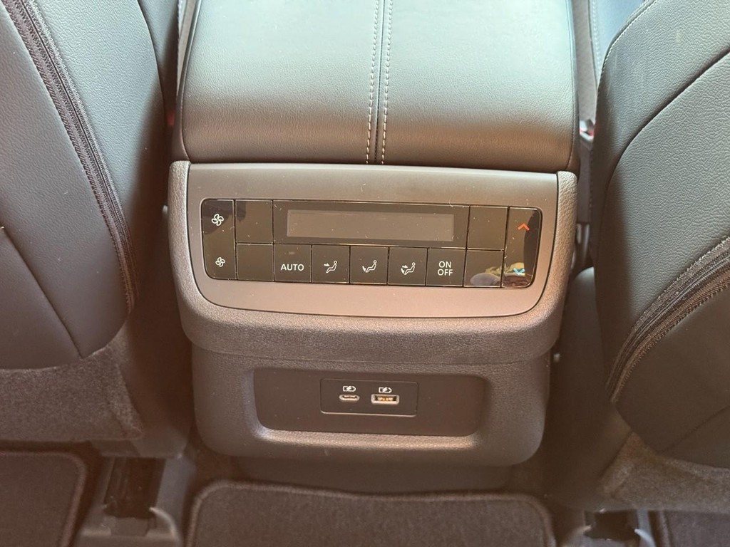 Nissan Pathfinder Vehicle Full-screen Gallery Image 13