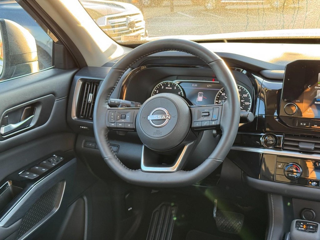 Nissan Pathfinder Vehicle Full-screen Gallery Image 15