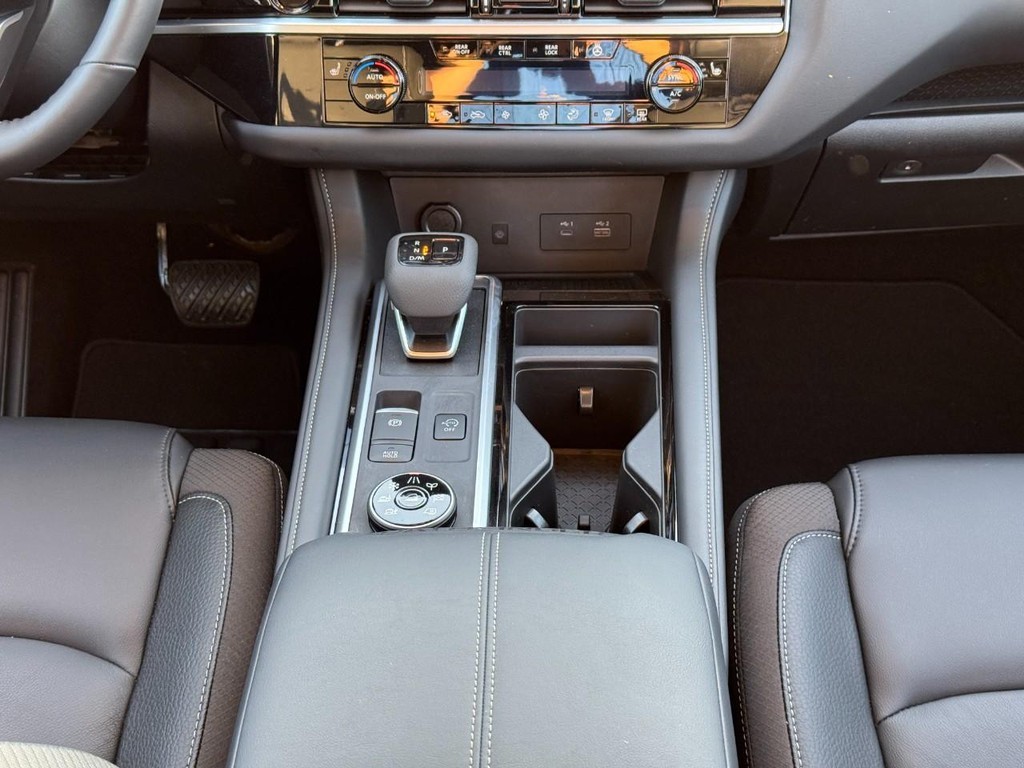 Nissan Pathfinder Vehicle Full-screen Gallery Image 17