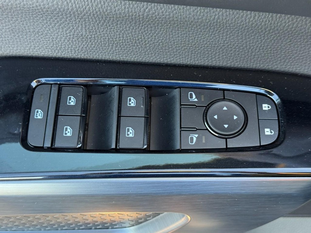 Nissan Pathfinder Vehicle Full-screen Gallery Image 18