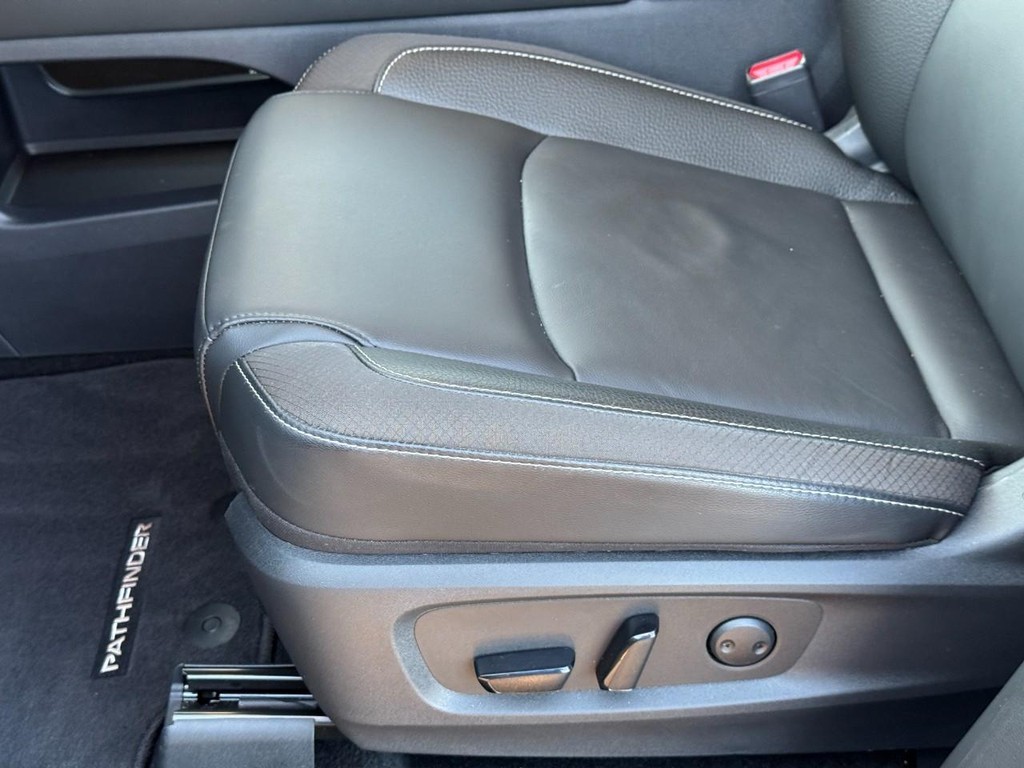 Nissan Pathfinder Vehicle Full-screen Gallery Image 19