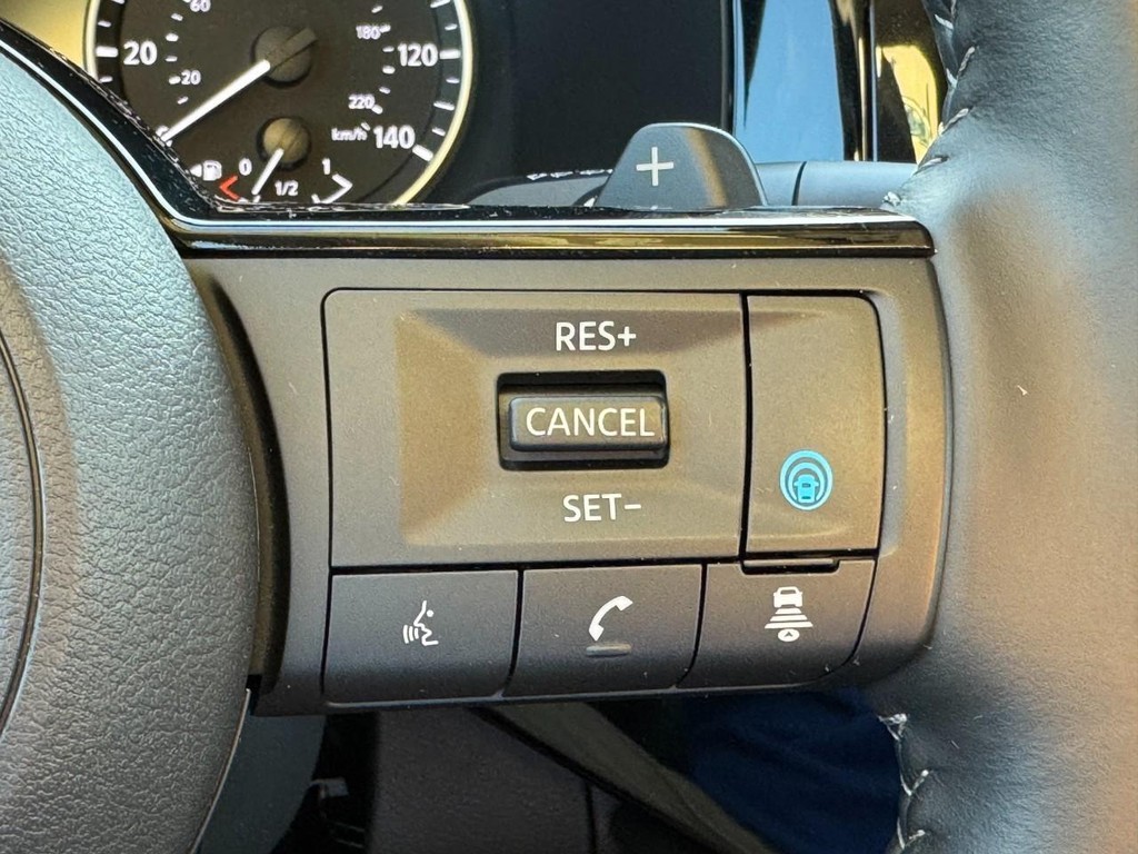 Nissan Pathfinder Vehicle Full-screen Gallery Image 22