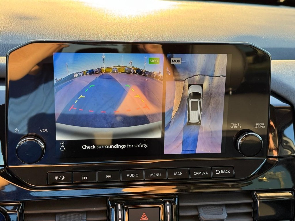 Nissan Pathfinder Vehicle Full-screen Gallery Image 25