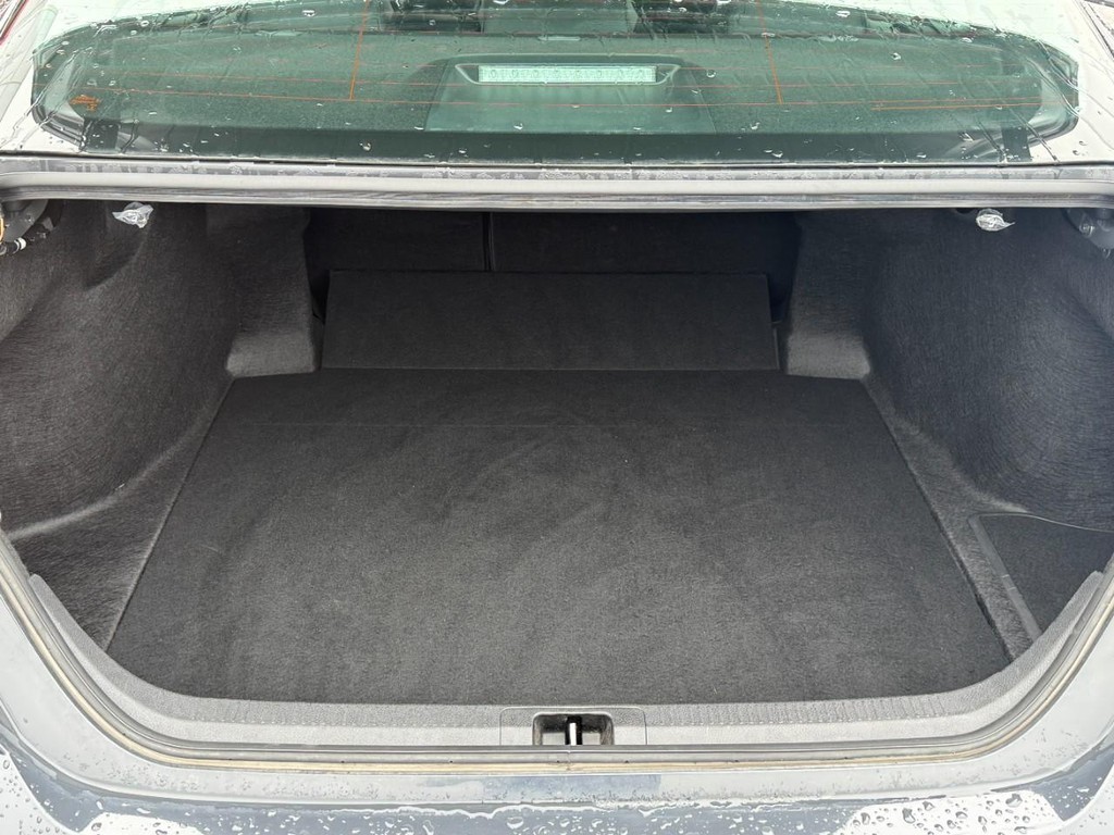 Toyota Camry Vehicle Full-screen Gallery Image 06
