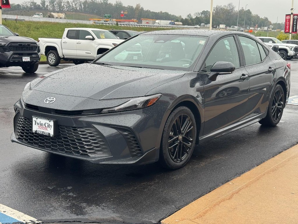 Toyota Camry Vehicle Full-screen Gallery Image 09