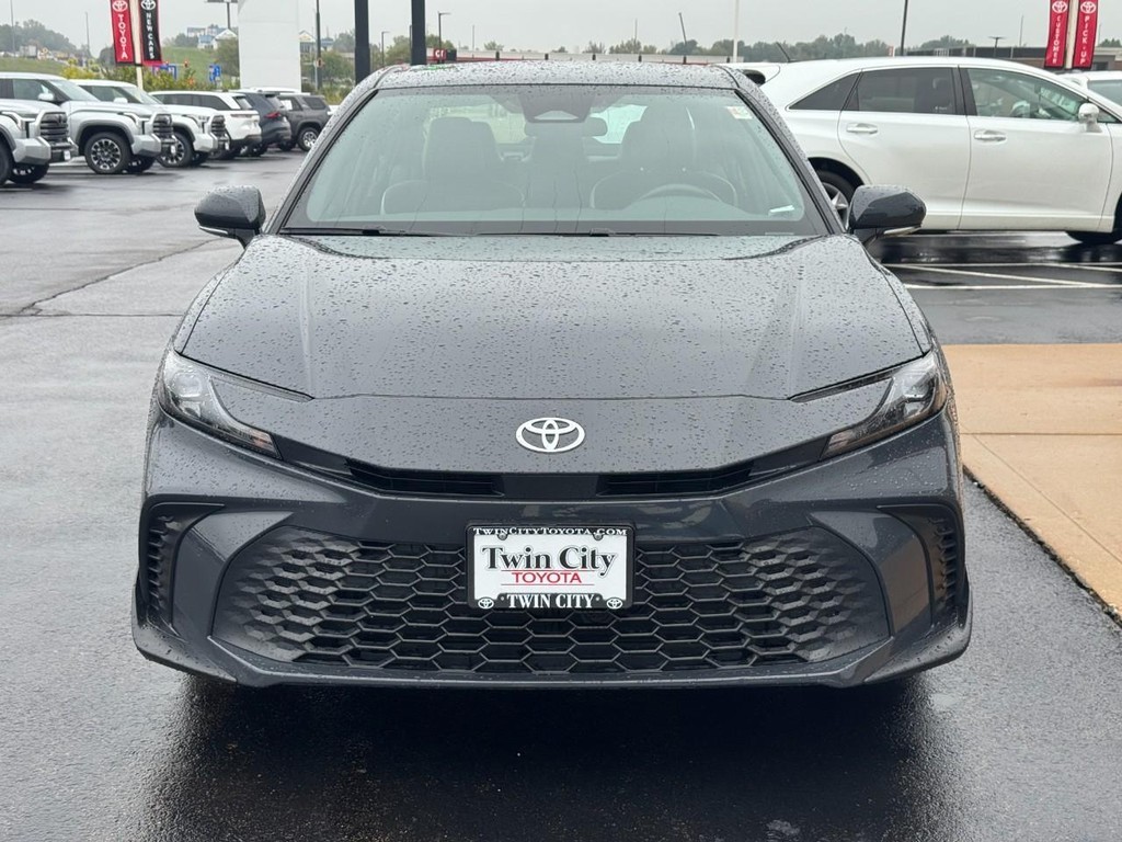 Toyota Camry Vehicle Full-screen Gallery Image 10