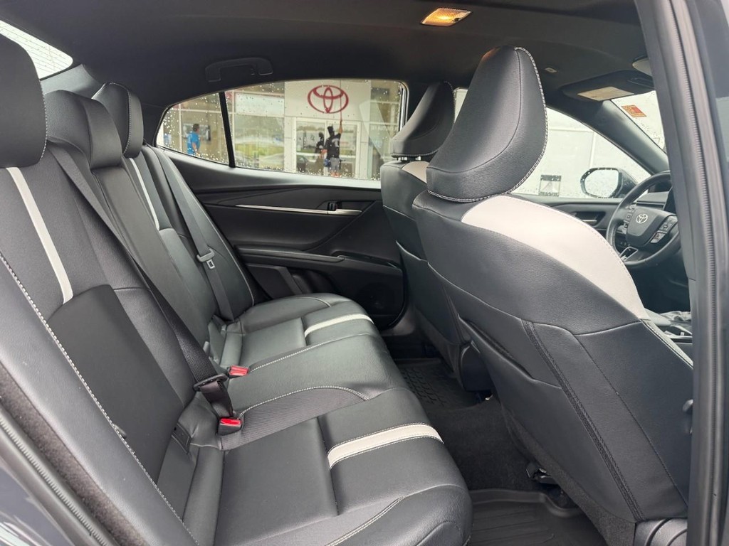 Toyota Camry Vehicle Full-screen Gallery Image 11