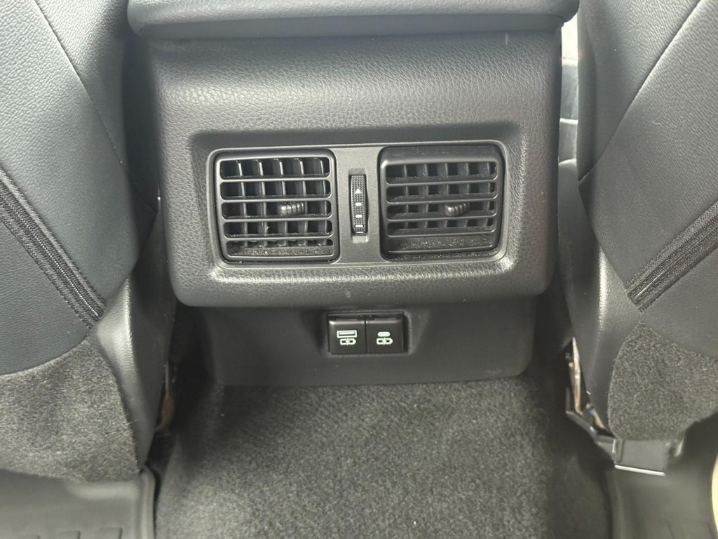 Toyota Camry Vehicle Full-screen Gallery Image 12