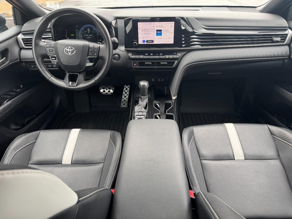 Toyota Camry Vehicle Full-screen Gallery Image 13