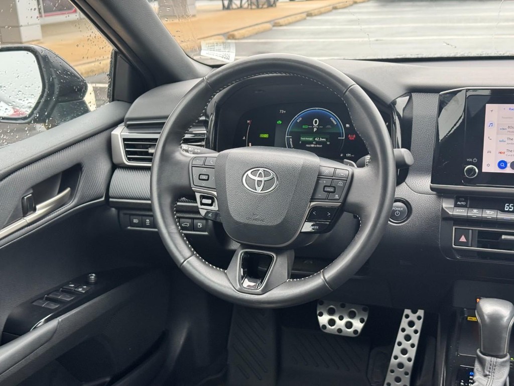 Toyota Camry Vehicle Full-screen Gallery Image 14