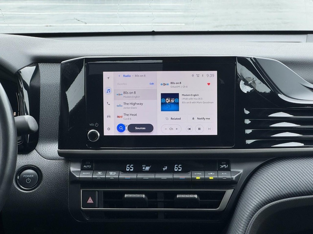 Toyota Camry Vehicle Full-screen Gallery Image 15