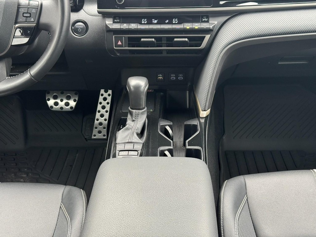 Toyota Camry Vehicle Full-screen Gallery Image 16