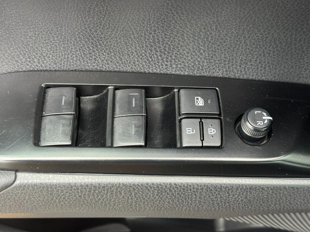 Toyota Camry Vehicle Full-screen Gallery Image 17