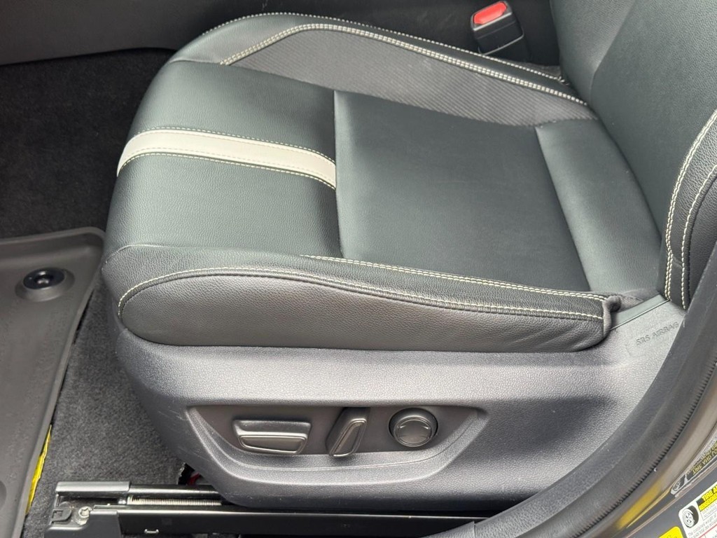 Toyota Camry Vehicle Full-screen Gallery Image 18