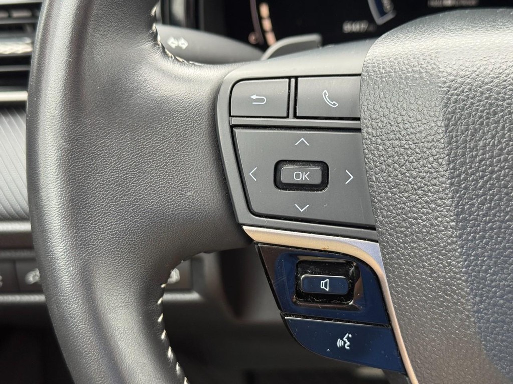 Toyota Camry Vehicle Full-screen Gallery Image 20