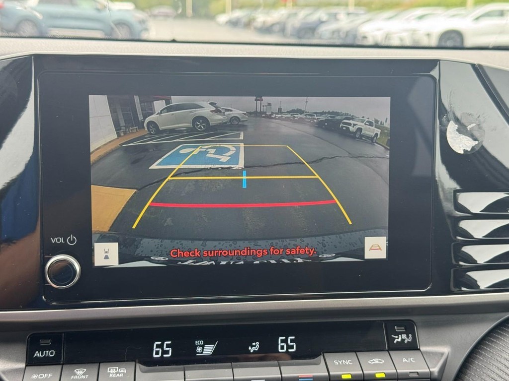 Toyota Camry Vehicle Full-screen Gallery Image 24